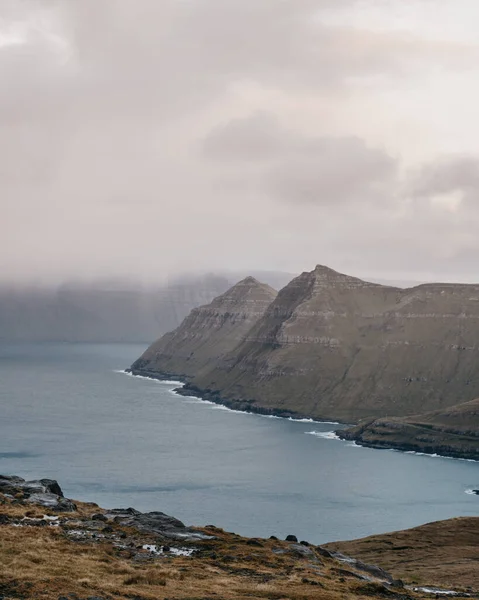 法罗群岛悬崖峭壁在雾中 晨曦的斯堪的纳维亚风景 高山覆盖 雾笼罩峡湾 北欧景观 — 图库照片