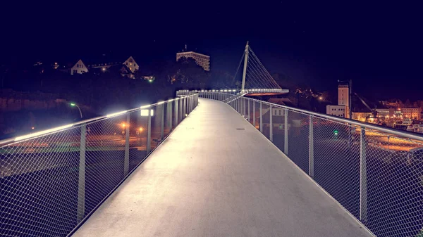 Een Verlichte Voetgangersbrug Nachts — Stockfoto