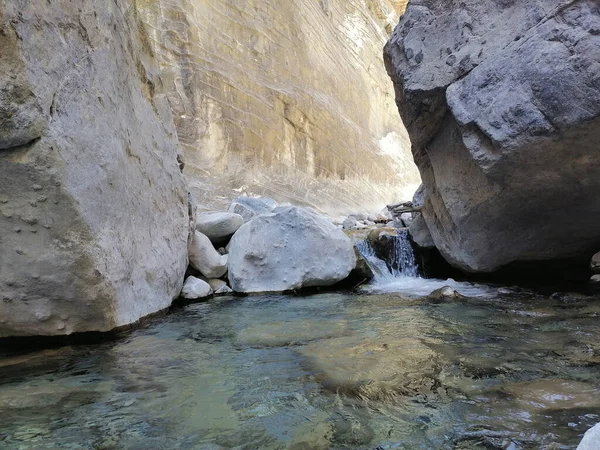 Uma Caverna Perto Lago — Fotografia de Stock