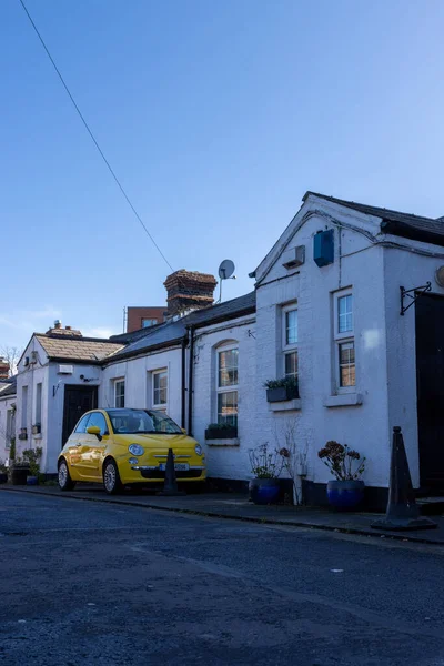 爱尔兰杜布伦市 2021年3月21日 爱尔兰都柏林 白色房屋的街景 前面有一辆黄色的车 — 图库照片