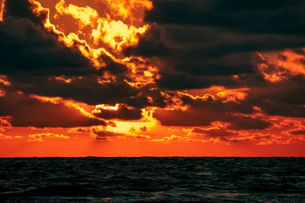 海の上の夕日の魅惑的な景色 — ストック写真