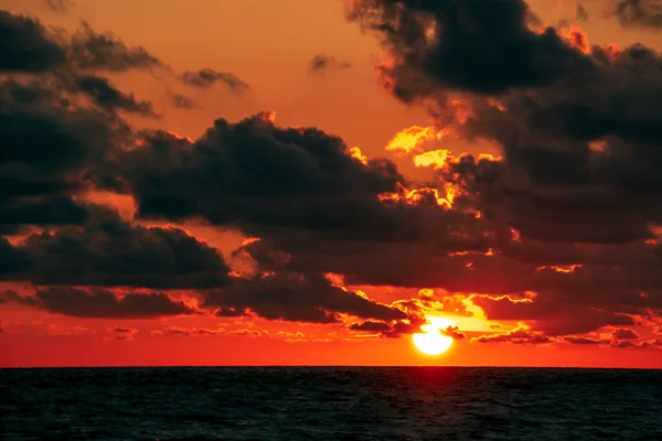 Deniz Üzerindeki Günbatımının Büyüleyici Görüntüsü — Stok fotoğraf