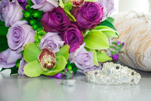 Közelkép Két Karkötőről Gyűrűvel Gyönyörű Virágcsokorral — Stock Fotó
