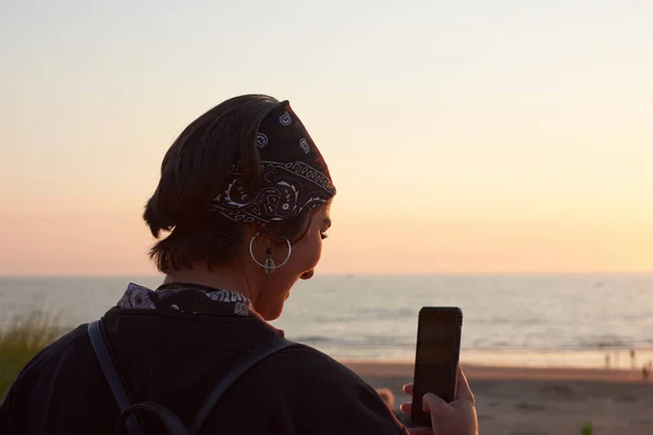 Een Jonge Glimlachende Vrouw Het Nemen Van Een Foto Van — Stockfoto