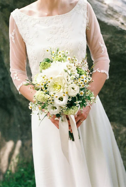 Eine Vertikale Nahaufnahme Der Braut Mit Dem Strauß Hochzeitsblumen Ihren — Stockfoto