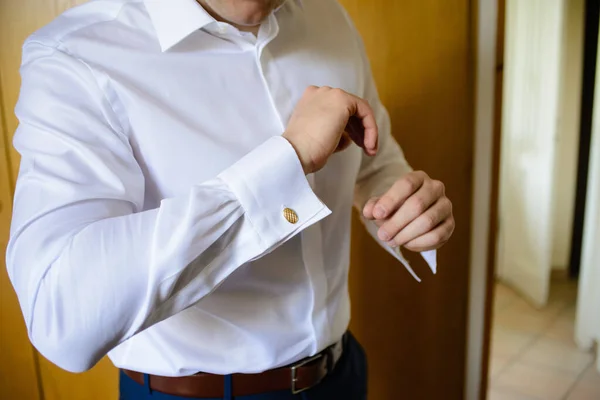 Detailní Záběr Elegantního Muže Bílé Košili Zlatými Manžetovými Knoflíčky — Stock fotografie