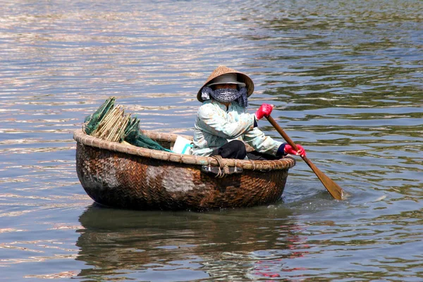 Mui ベトナム 2021年8月28日 ムイネーの漁村で伝統的なベトナムの釣りの殻を持つ漁師 — ストック写真