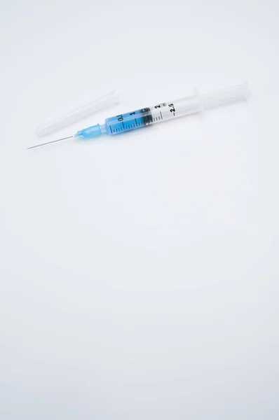 Uma Seringa Para Injectáveis Isolada Num Fundo Branco Com Espaço — Fotografia de Stock