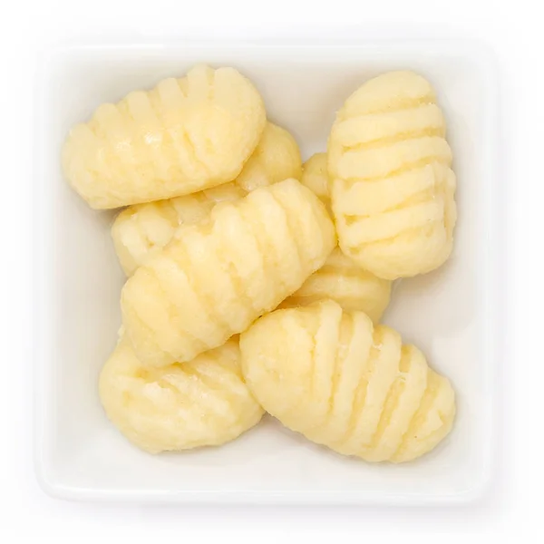 Κοντινό Πλάνο Ακατέργαστων Ζυμαρικών Πατάτας Gnocchi Ένα Μπολ Λευκό Φόντο — Φωτογραφία Αρχείου