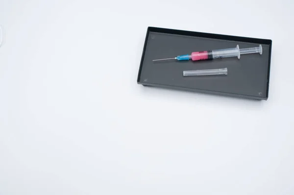 Isolerad Injektionsspruta Låda Vit Bakgrund Med Textutrymme — Stockfoto