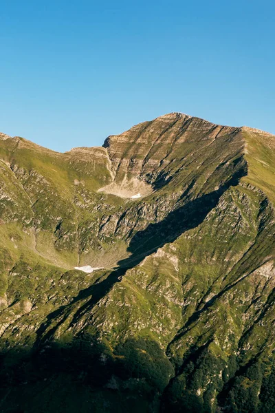 Блакитне Небо Над Горами — стокове фото