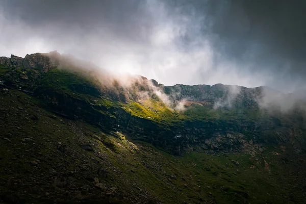 Dramatische Aufnahme Eines Felsigen Berghangs Und Des Stürmischen Himmels Mit — Stockfoto