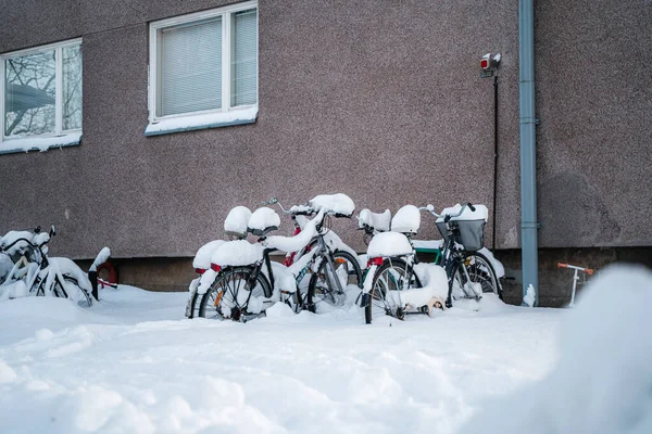 Fietsen Een Rek Bedekt Met Sneeuw Helsinki Finland — Stockfoto