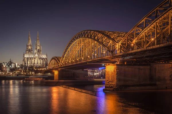 Gyönyörű Kilátás Kölni Katedrálisra Hohenzollern Híddal Éjszaka — Stock Fotó