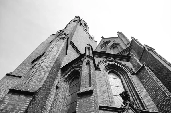波兰波兹南 2017年5月22日 一座教堂建筑的低角度灰度拍摄 — 图库照片