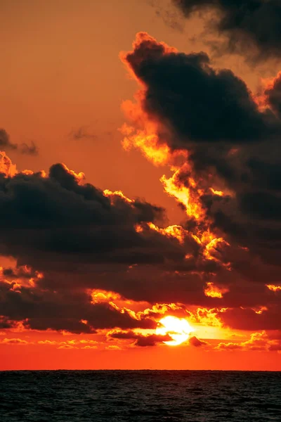 海の上の夕日の魅惑的な景色 — ストック写真