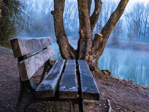 Selektivní Dřevěná Lavička Jezera — Stock fotografie