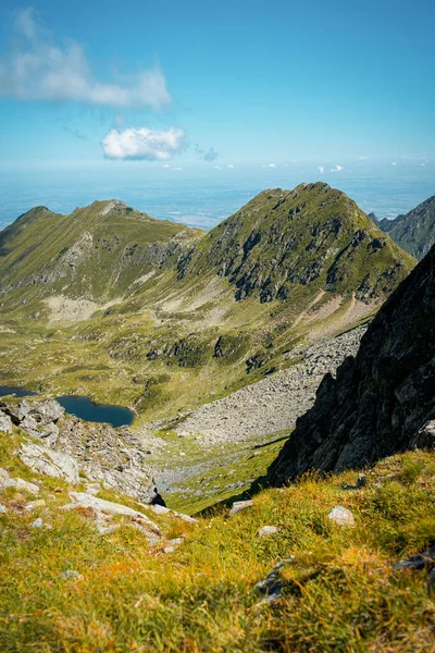 Vacker Utsikt Över Gröna Klippiga Bergen Glänsande Den Blå Himlen — Stockfoto