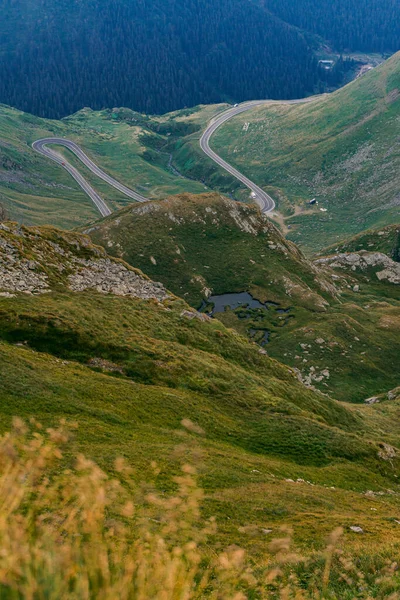 Primer Plano Una Ladera Cubierta Hierba Contra Paso Montaña Colinas — Foto de Stock