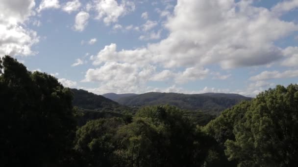 山と雲に囲まれた美しい風景 — ストック動画