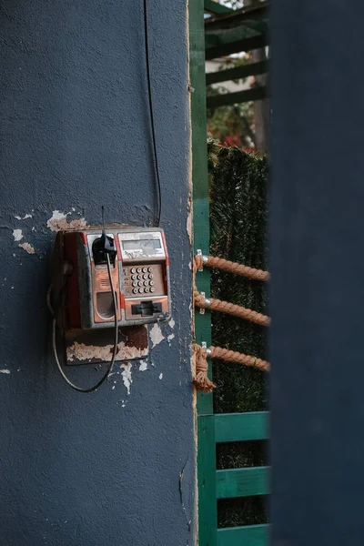 Eine Vertikale Aufnahme Eines Die Jahre Gekommenen Telefons Der Wand — Stockfoto