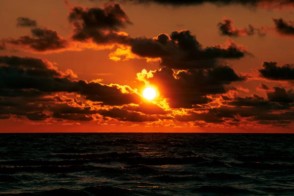 一个迷人的日落在海面上的景象 — 图库照片
