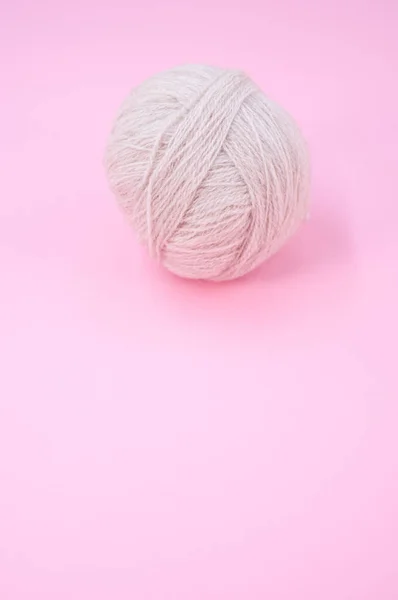 Vertical Shot Isolated Beige Yarn Pink Background Text Space — Stock Photo, Image