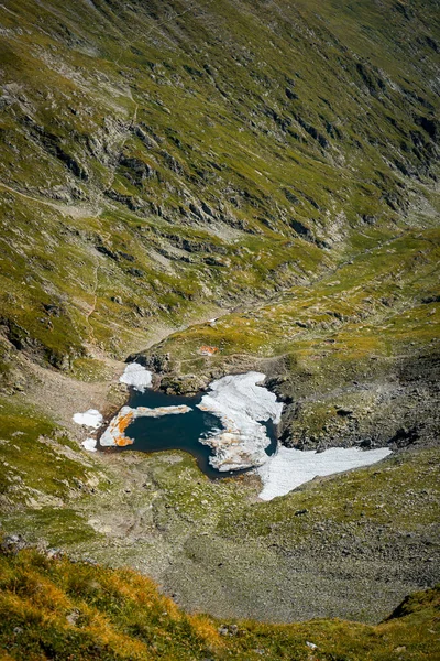 Piękny Widok Topniejące Jezioro Otoczone Skalistymi Zielonymi Górami — Zdjęcie stockowe