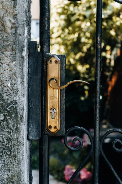 Eine Vertikale Eines Alten Goldfarbenen Griffs Der Metallischen Tür — Stockfoto