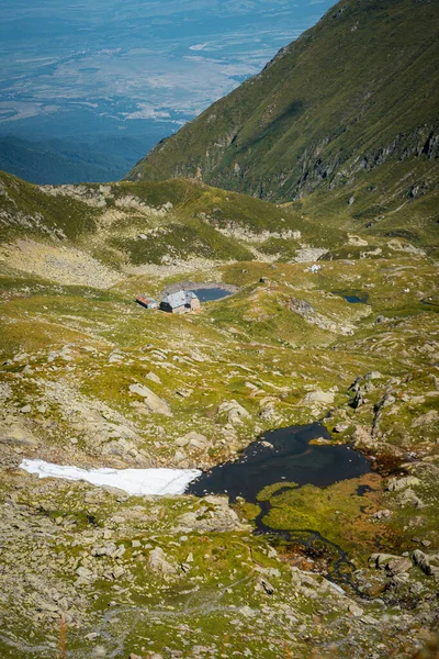 Een Rotsachtige Berghelling Bedekt Met Gras Smeltende Sneeuw — Stockfoto