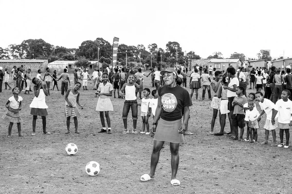 Johannesburg Südafrika August 2021 Der Freiwillige Fußballtrainer Arbeitet Mit Jungen — Stockfoto
