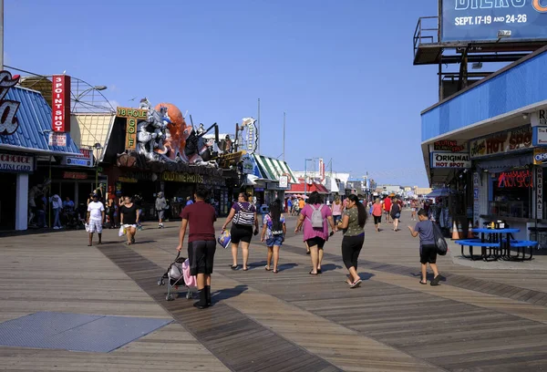 Cidade Atlântica Estados Unidos Set 2021 Pedestres Caminhando Calçadão Wildwood — Fotografia de Stock