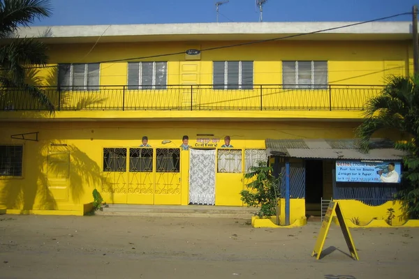 Exterior Una Casa Huéspedes Amarilla Con Balcón Bajo Cielo Azul —  Fotos de Stock