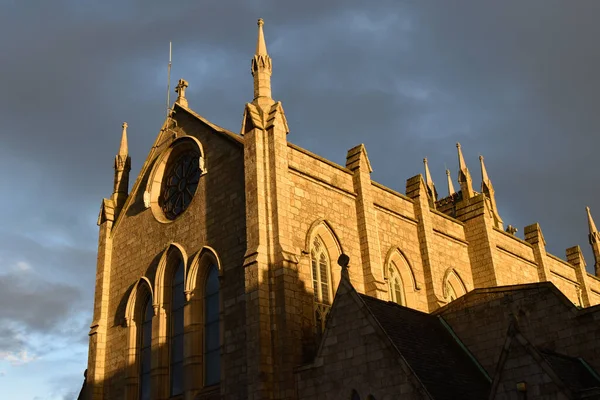 Ein Malerischer Blick Auf Eine Antike Kathedrale Vor Bewölktem Himmel — Stockfoto
