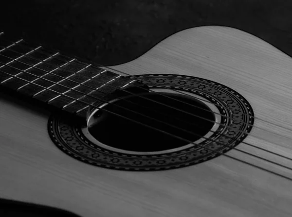 Uma Imagem Tons Cinza Uma Guitarra Acústica — Fotografia de Stock