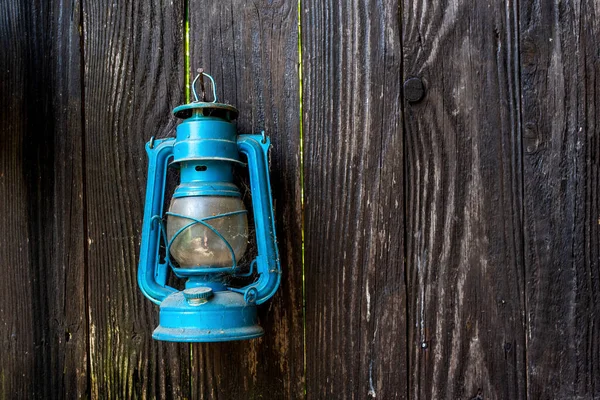 Stará Modrá Petrolejová Lampa Visící Dřevěné Stěně — Stock fotografie