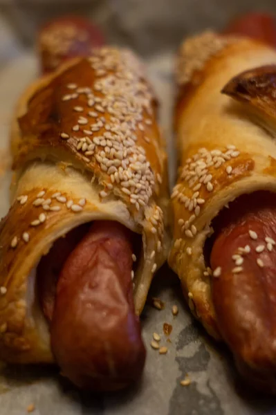 Een Close Shot Van Bladerdeeg Hotdogs Met Sesamzaad — Stockfoto