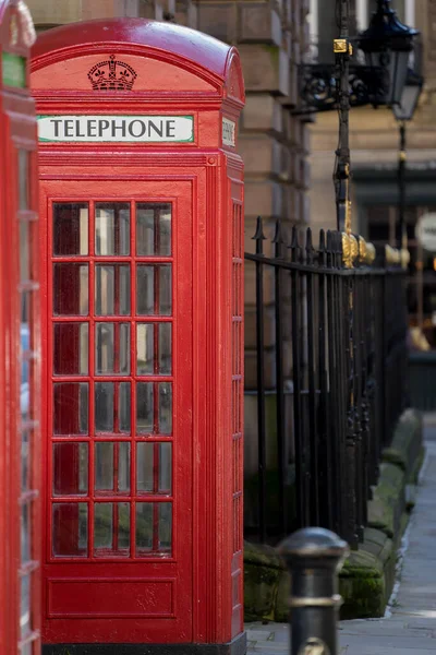 Винтажная Красная Телефонная Будка Тротуаре Напоминающая Годы — стоковое фото