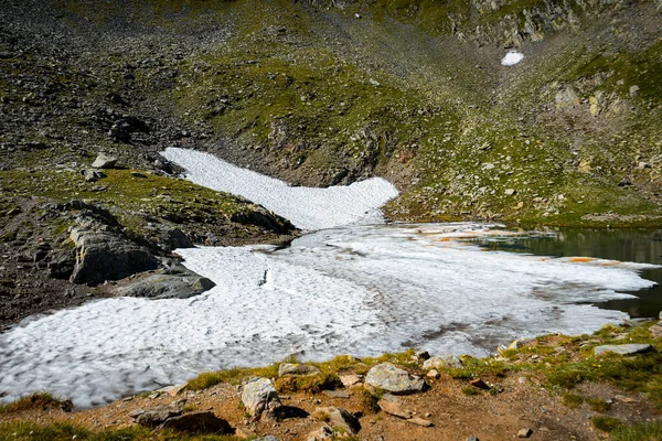 Lago Congelado Entre Las Colinas — Foto de Stock