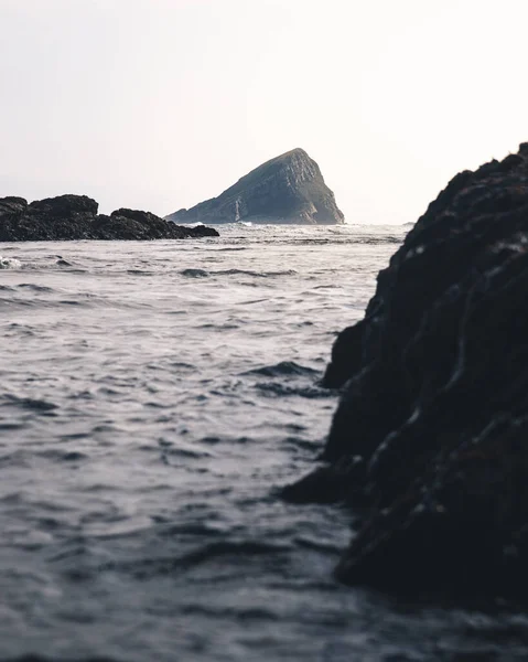 海洋中的一个岩石岛 — 图库照片