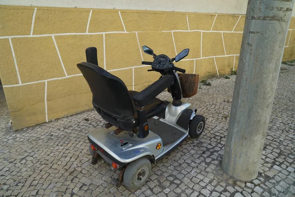 Coimbra Πορτογαλια Αυγούστου 2021 Ηλεκτρική Αναπηρική Καρέκλα Σταθμευμένη Πεζοδρόμιο — Φωτογραφία Αρχείου