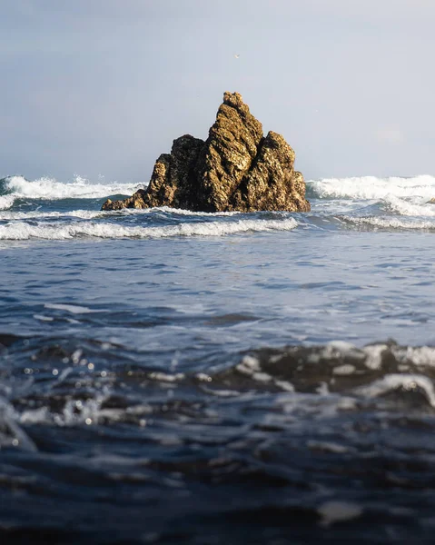 Uma Ilha Rochosa Ocea — Fotografia de Stock