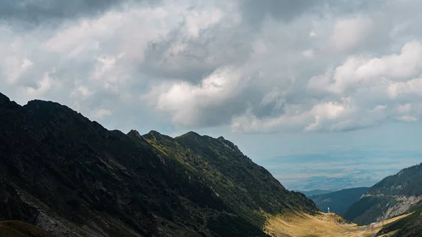 Bulutlu Gökyüzünün Altında Parlayan Yeşil Kayalık Dağların Güzel Manzarası — Stok fotoğraf