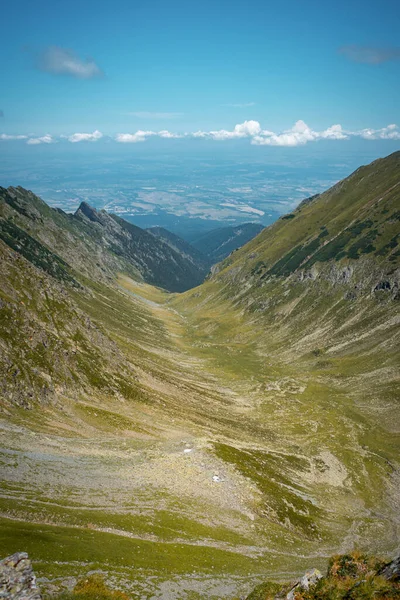 Górska Dolina Przeciwko Błękitnemu Chmurnemu Niebu Południowych Karpatach Rumunia — Zdjęcie stockowe