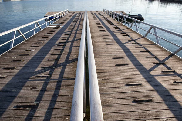 近代的な木製と金属製の桟橋 ボート桟橋 — ストック写真