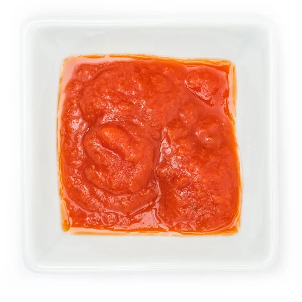 Widok Góry Surowego Czerwonego Przesiewanego Sosu Pomidorowego Misce Izolowanej Białym — Zdjęcie stockowe