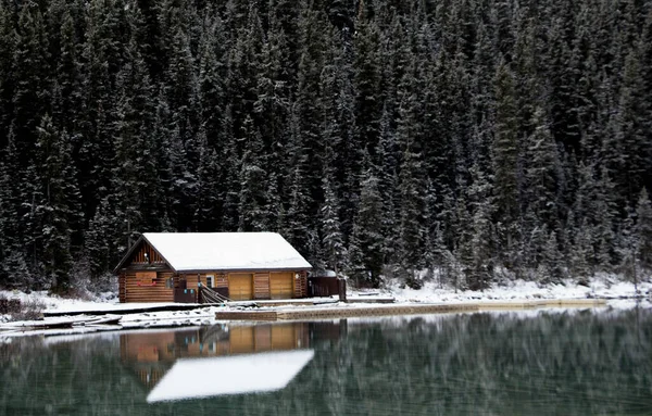 Небольшой Деревянный Дом Густыми Деревьями Озера Зимой — стоковое фото