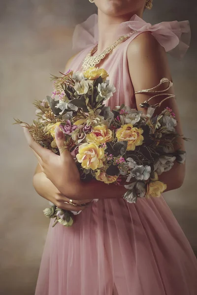 Woman Holding Flowers — Stock Photo, Image