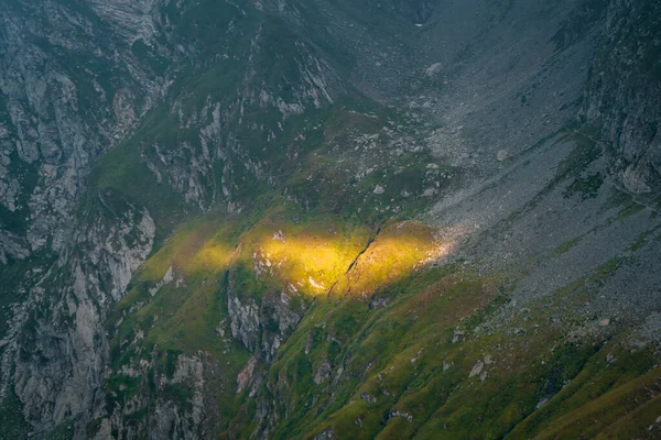 Schöne Aussicht Auf Die Felsgrünen Berge Der Landschaft — Stockfoto