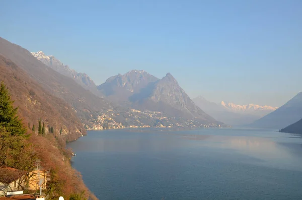 Luz Del Sol Sobre Lago Alpino Lugano Con Montaña Nevada — Foto de Stock